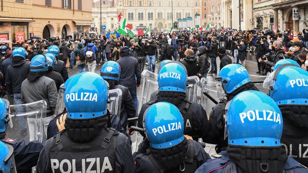Protesters (Rear) face a line of anti-riot Police officers on April 12, 2021 on Piazza San Silvestro in central Rome during a demonstration of restaurant owners and workers, entrepreneurs and small businesses owners, demanding the easing of lockdown restrictions and financial assistance from the government, during the Covid-19 coronavirus pandemic.  - Sputnik International