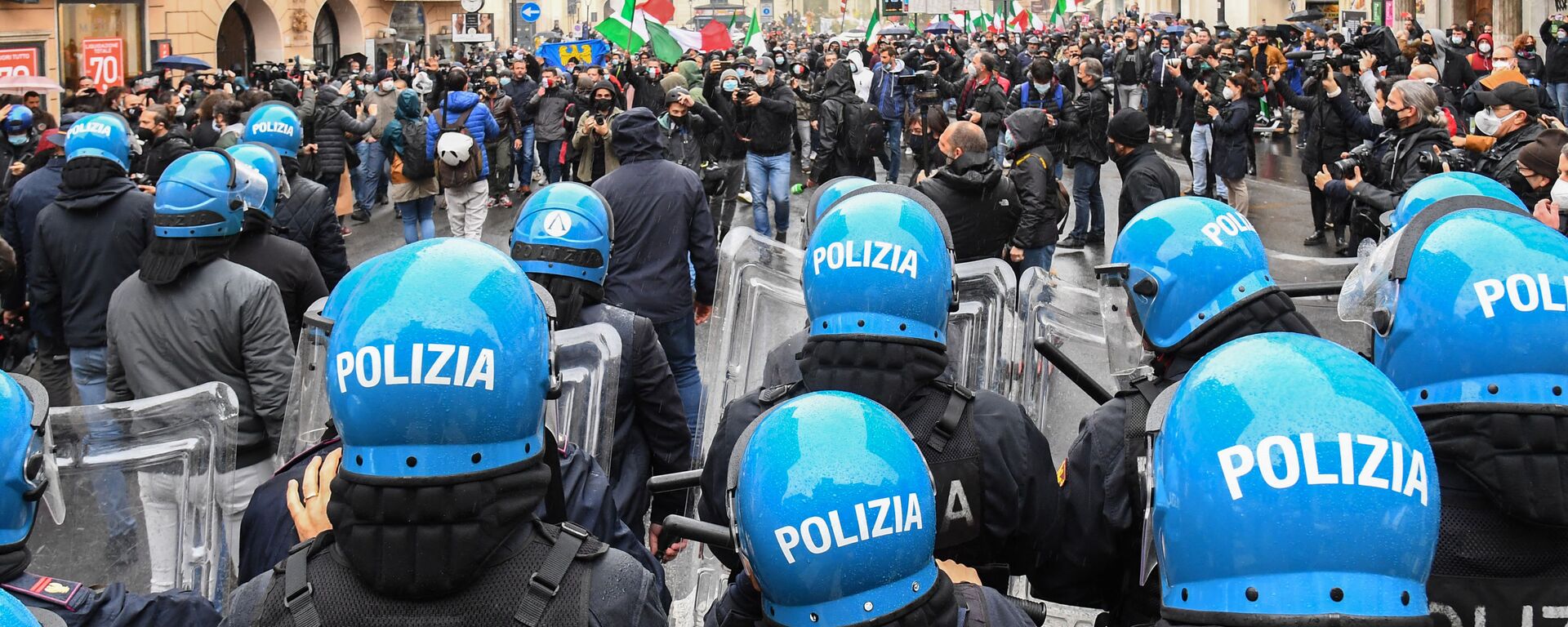 Protesters (Rear) face a line of anti-riot Police officers on April 12, 2021 on Piazza San Silvestro in central Rome during a demonstration of restaurant owners and workers, entrepreneurs and small businesses owners, demanding the easing of lockdown restrictions and financial assistance from the government, during the Covid-19 coronavirus pandemic.  - Sputnik International, 1920