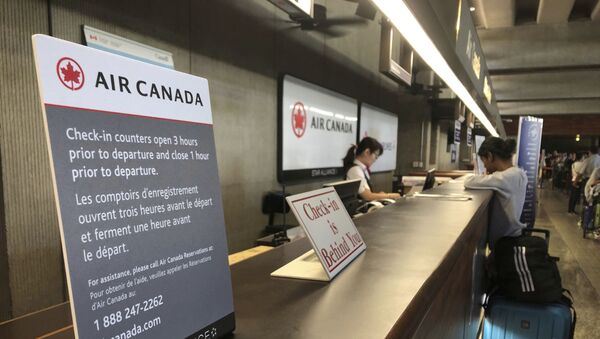 Passengers from an Australia-bound Air Canada flight diverted to Honolulu Thursday, July 11, 2019, after about 35 people were injured during turbulence, stand in line at the Air Canada counter at Daniel K. Inouye International Airport to rebook flights - Sputnik International