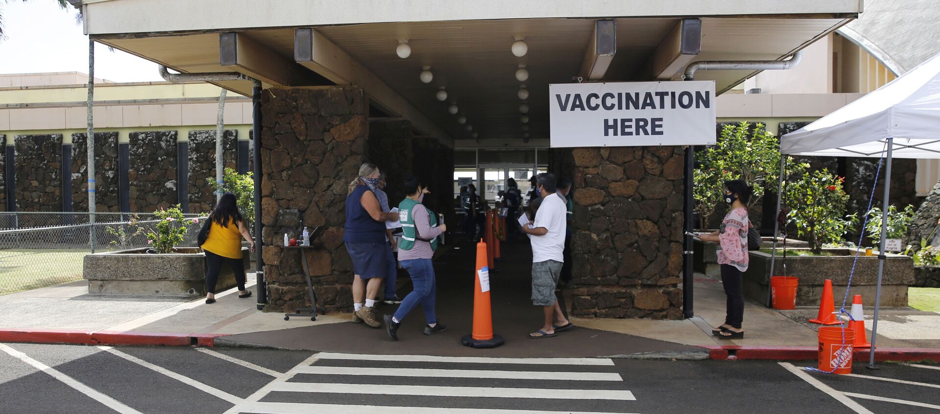 People line up to get COVID-19 vaccinations in Lihue, Hawaii, Wednesday, March 3, 2021. - Sputnik International, 1920, 13.04.2021