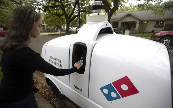 Beginning this week, select customers who place a prepaid order on dominos.com on certain days and times from Domino’s, located at 3209 Houston Ave. in Houston, can choose to have their pizza delivered by Nuro’s R2 robot. - Sputnik International