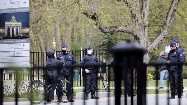 Police check the backpack of a person on a bicycle at the entrance to a park in central Brussels, Friday, 2 April 2021 - Sputnik International