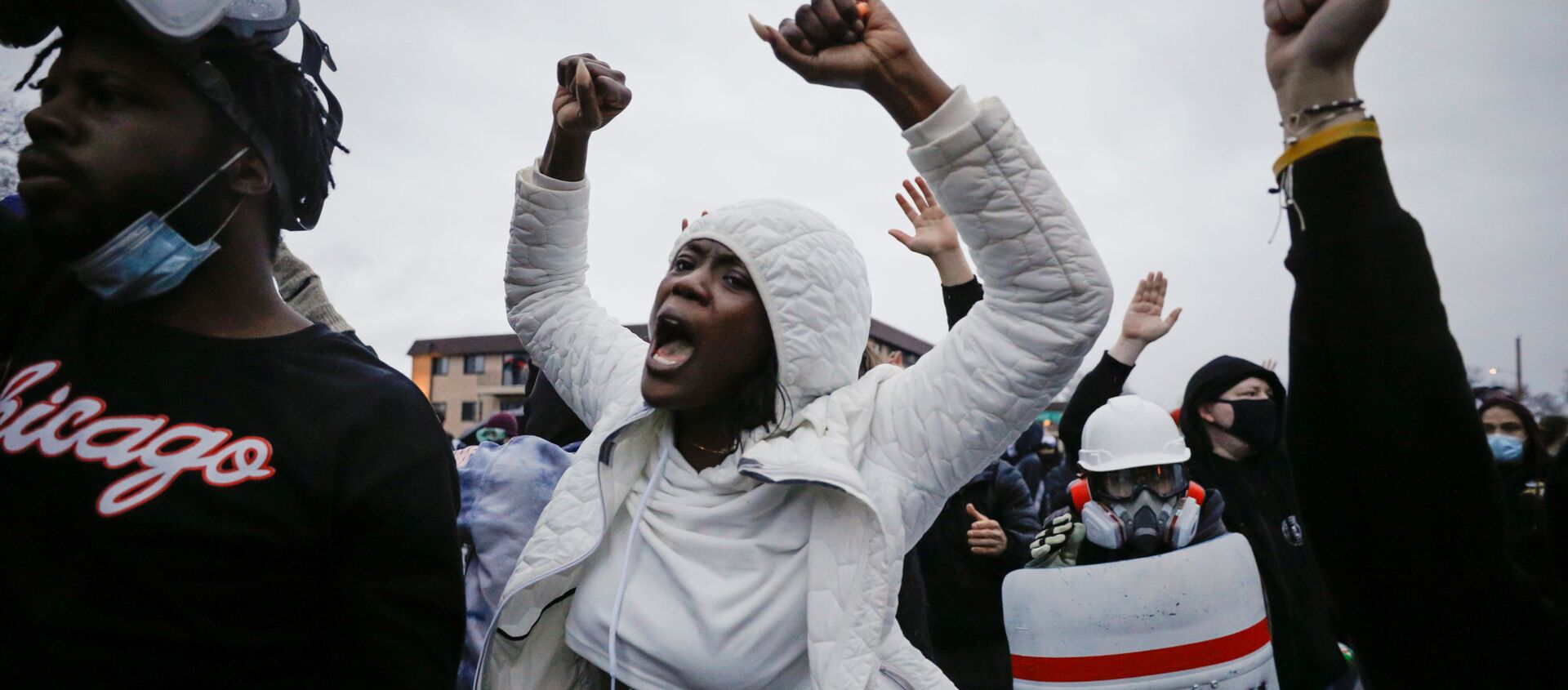 Protesters gesture as they gather at the gate of the Brooklyn Center Police Department a day after Daunte Wright was shot and killed by a police officer, in Brooklyn Center, Minnesota, US, 12 April 2021.  - Sputnik International, 1920, 13.04.2021