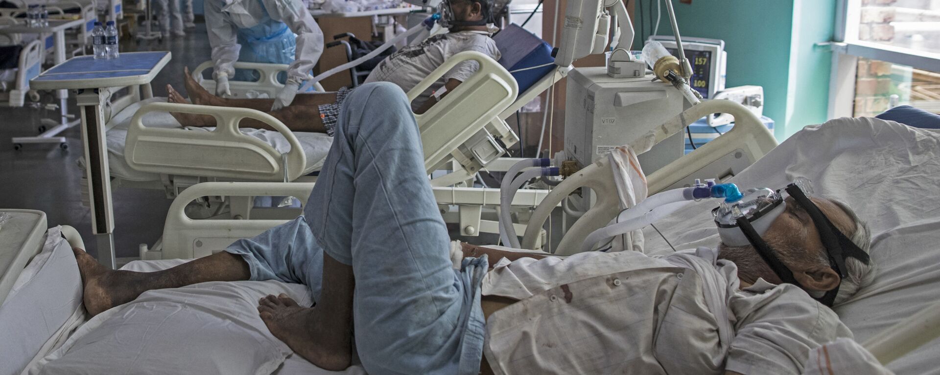 In this photograph taken on July 15, 2020 COVID-19 coronavirus patients rest on their beds at the Intensive Care Unit of the Sharda Hospital, in Greater Noida. - Sputnik International, 1920