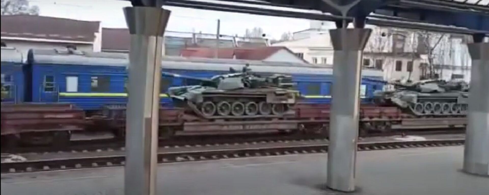Battle tanks T-72AMT of the Armed Forces of Ukraine from the Dnepropetrovsk railway go in the direction of Donbass - Sputnik International, 1920, 13.04.2021