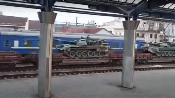 Battle tanks T-72AMT of the Armed Forces of Ukraine from the Dnepropetrovsk railway go in the direction of Donbass - Sputnik International