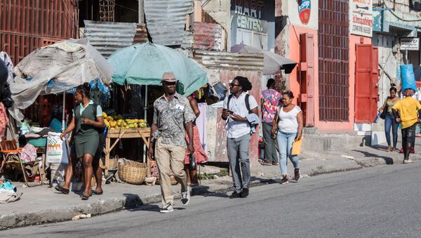 People walk down a street of Port-au-Prince on 12 April 2021 - Sputnik International