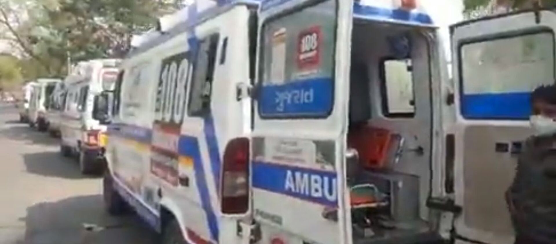 Happening right now: 108 ambulances with Covid patients waiting for 4-6 hours outside Ahmedabad Civil Hospital - Sputnik International, 1920, 13.04.2021