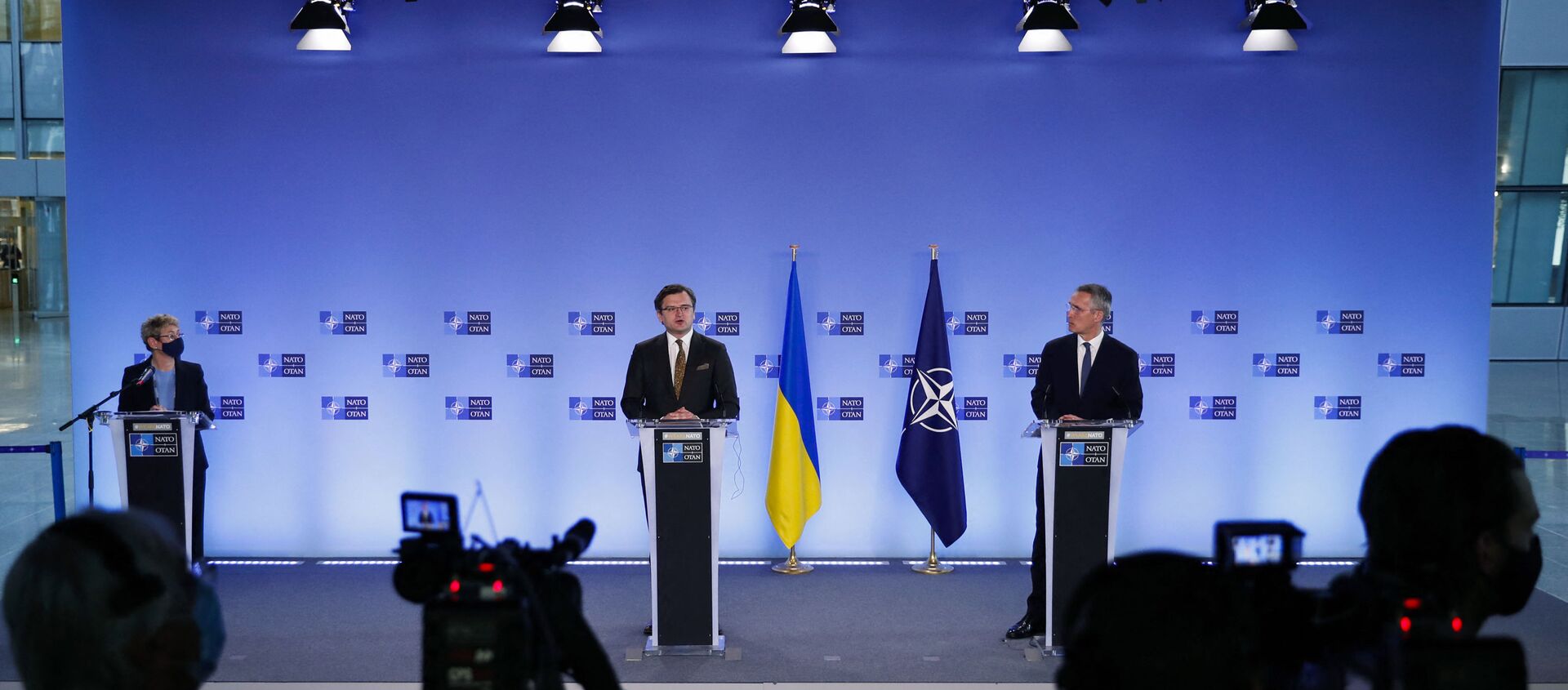 NATO Secretary General Jens Stoltenberg (R) and Ukraine's Foreign Minister Dmytro Kuleba give a press conference following their meeting at NATO headquarters in Brussels, on April 13, 2021. - Sputnik International, 1920, 13.04.2021