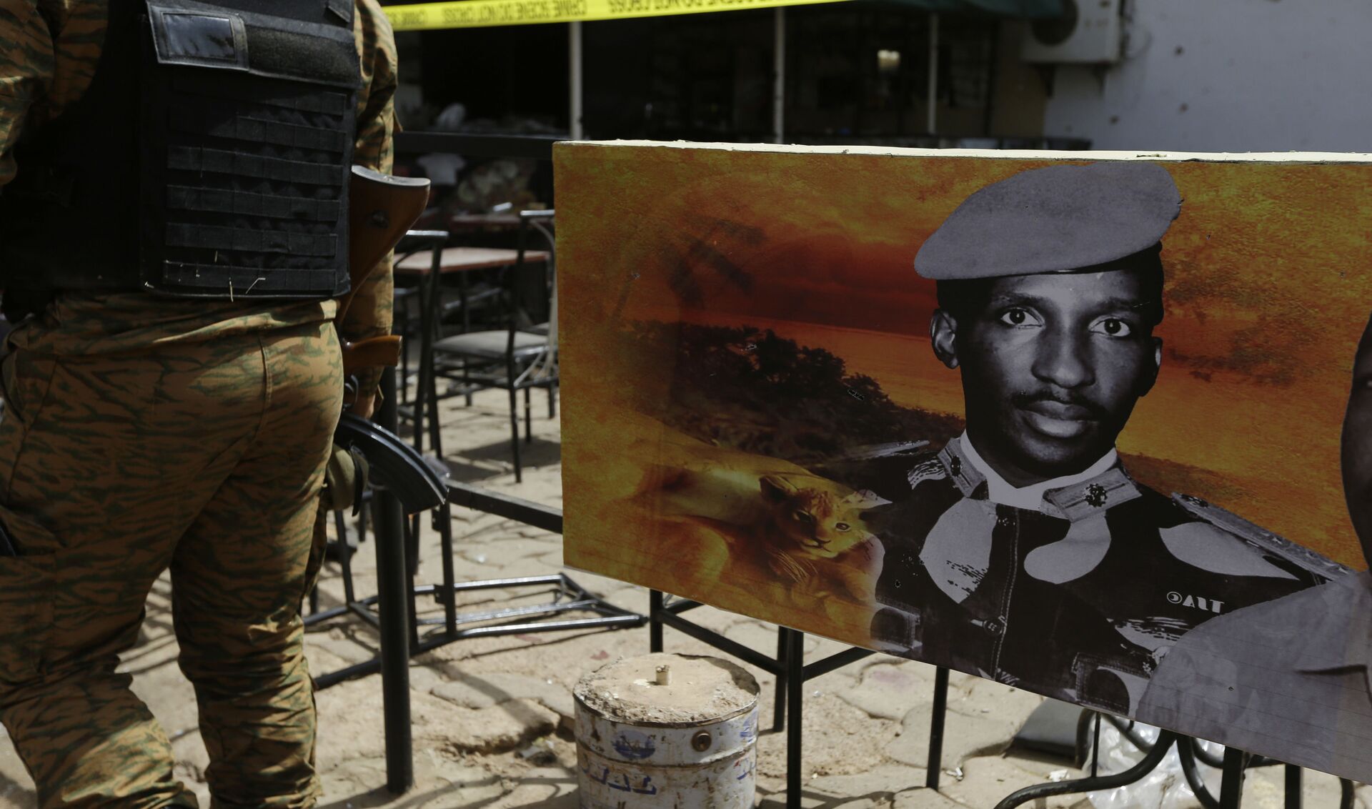 A soldier walks past a poster of former president of Burkina Faso, Thomas Sankara, outside a bar that was attacked in Ouagadougou, Burkina Faso, Sunday, Jan. 17, 2016.  - Sputnik International, 1920, 06.04.2022
