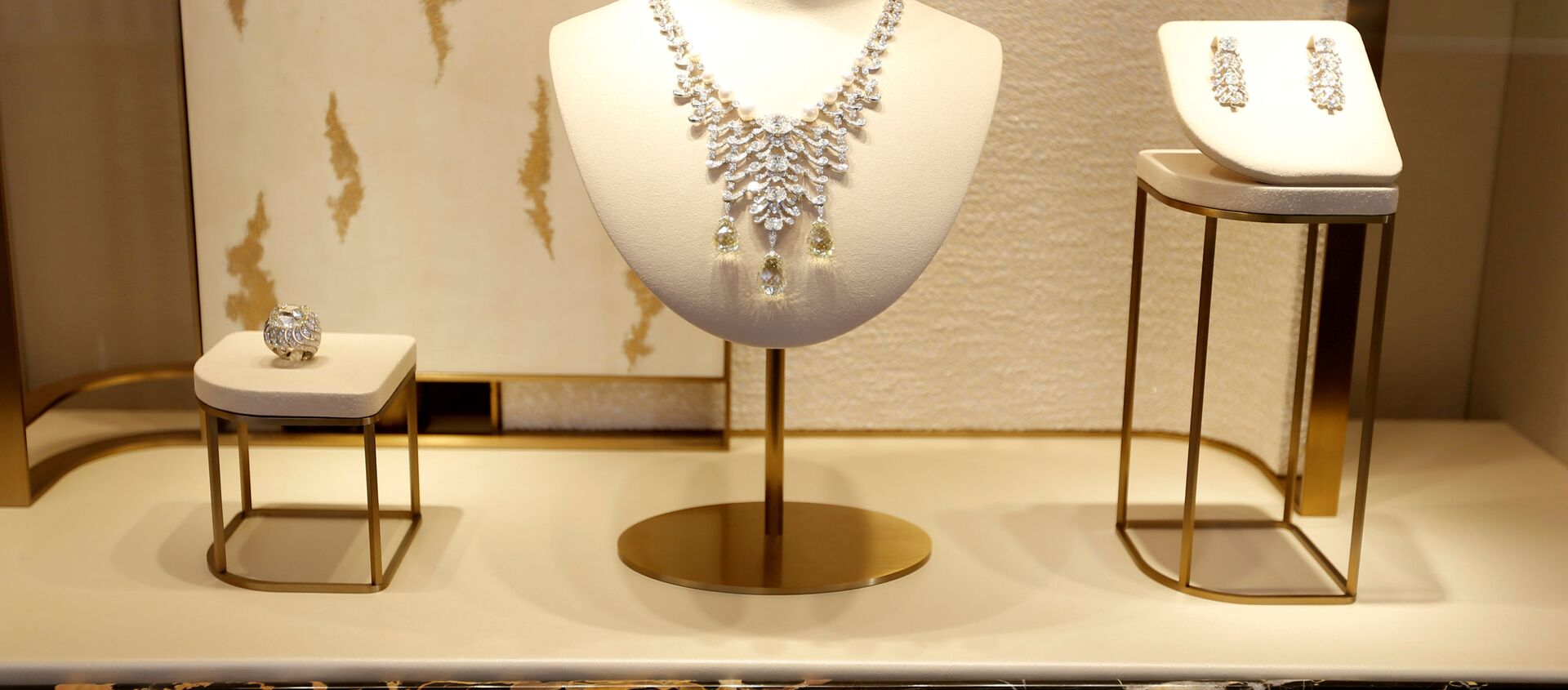 High-end jewellery is displayed at a Cartier store on Place Vendome in Paris, France, July 2, 2019.  - Sputnik International, 1920, 13.04.2021