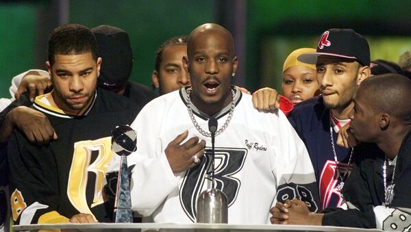 Rapper DMX (C) offers a prayer after winning the R&B Albums Artist of the Year award at the Billboard Music Awards show at the MGM Grand Hotel in Las Vegas December 8, 1999. - Sputnik International