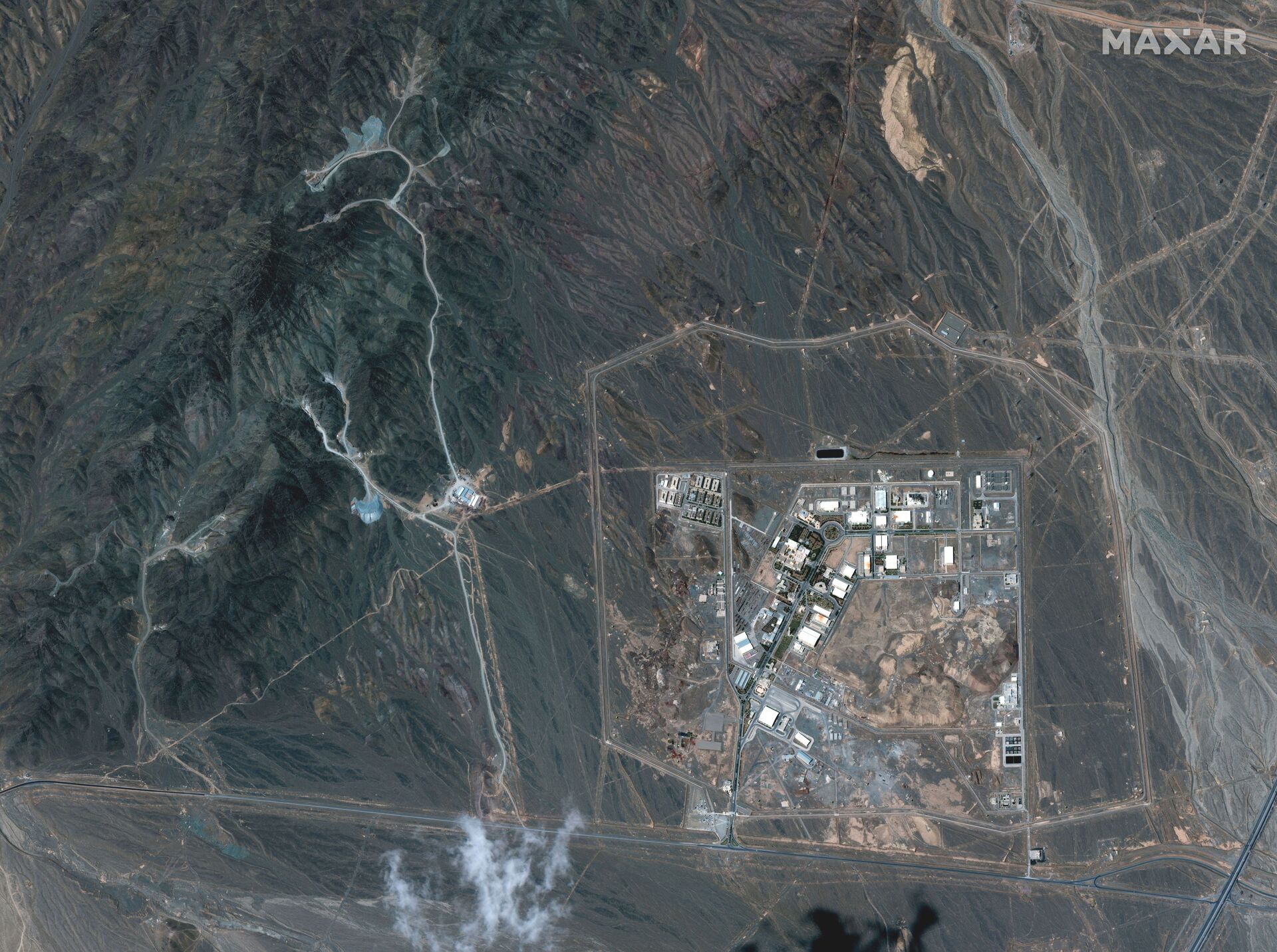 A view of the Natanz uranium enrichment facility 250 km (155 miles) south of the Iranian capital Tehran, in this Maxar Technologies satellite image taken last week and obtained by Reuters on April 12, 2021. - Sputnik International, 1920, 22.10.2021