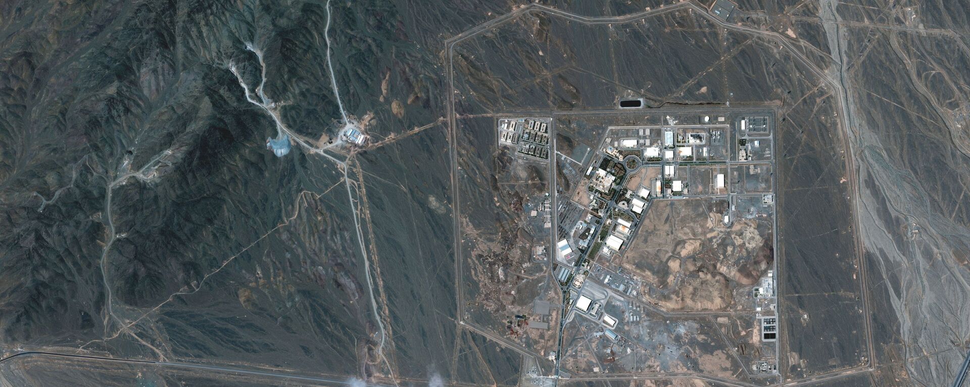 A view of the Natanz uranium enrichment facility 250 km (155 miles) south of the Iranian capital Tehran, in this Maxar Technologies satellite image taken last week and obtained by Reuters on April 12, 2021. - Sputnik International, 1920, 17.04.2022