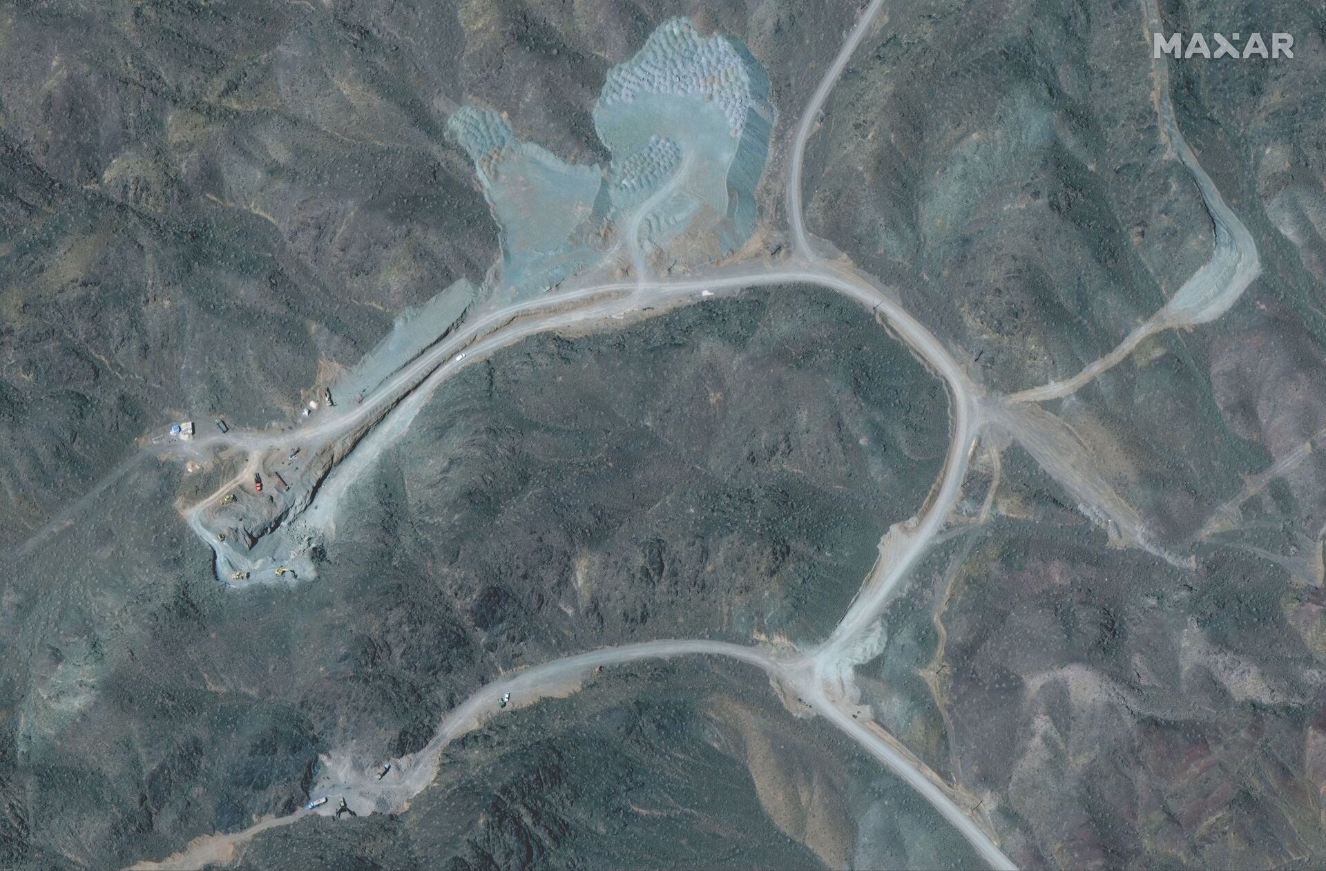 A view of the Natanz uranium enrichment facility 250 km (155 miles) south of the Iranian capital Tehran, in this Maxar Technologies satellite image taken last week and obtained by Reuters on April 12, 2021. - Sputnik International, 1920, 07.09.2021
