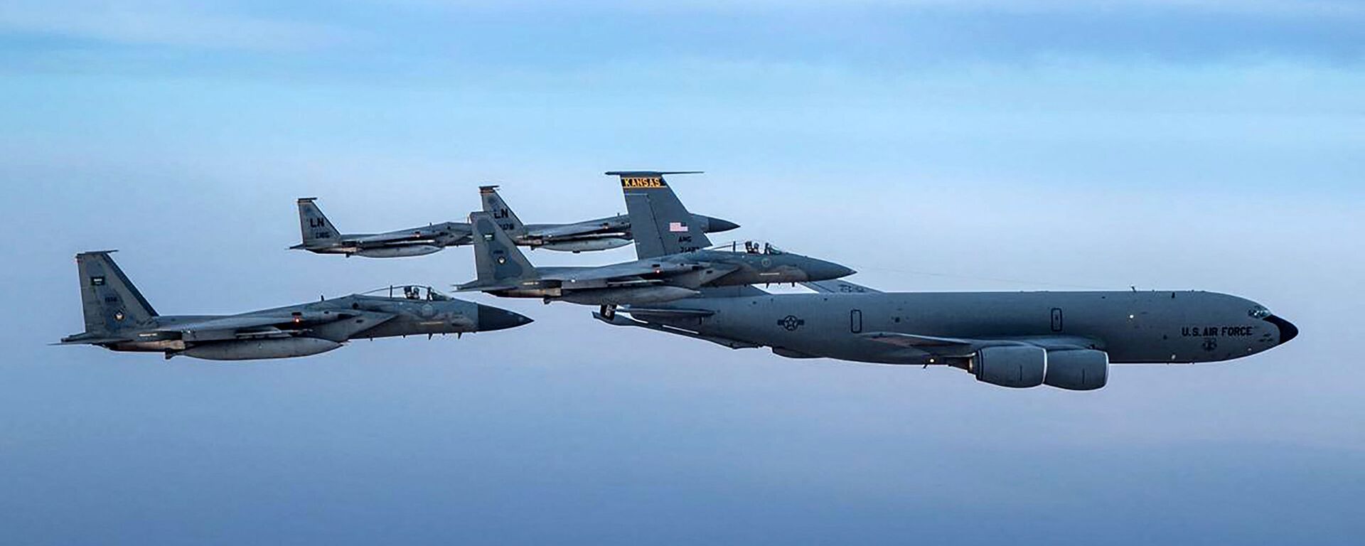 A handout picture provided by the Saudi Ministry of Defence on June 16, 2019 shows Saudi F-15 Eagles flying in formation with their US Air Force counterparts and a USAF KC-135 Stratotanker jet (R) in the US CENTCOM area of responsibility, on June 2. - Sputnik International, 1920, 22.12.2023