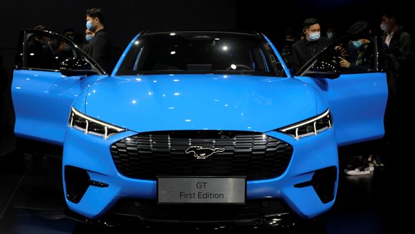 Visitors check on a Ford Mustang Mach-E electric vehicle displayed at a launch event in Shanghai, China April 13, 2021 - Sputnik International
