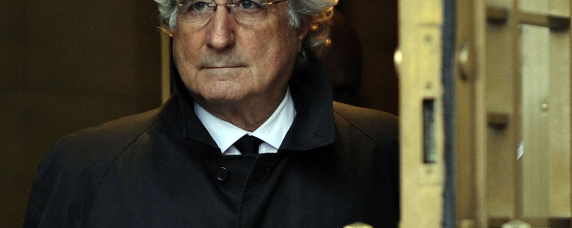 In this file photo Bernard Madoff leaves US Federal Court after a hearing regarding his bail on January 14, 2009 in New York. - Sputnik International, 1920, 14.04.2021