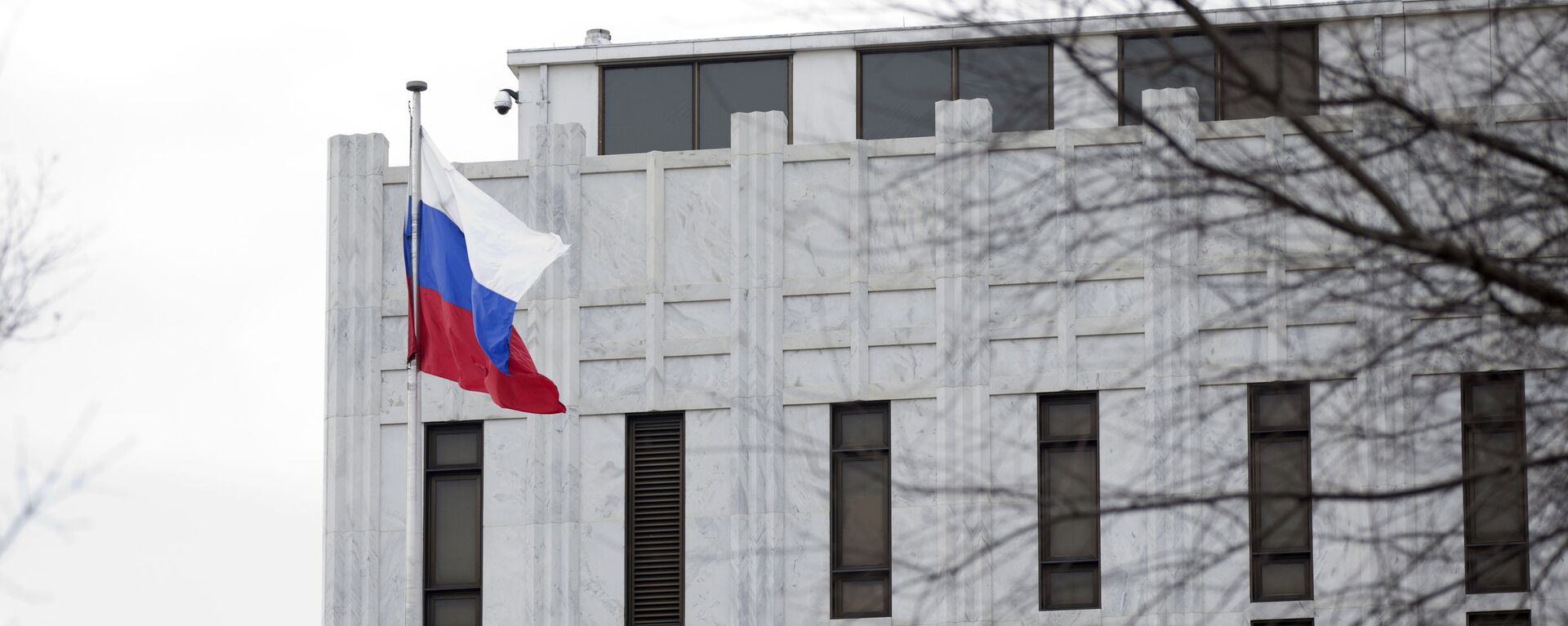 The Russian flag flies over the Russian embassy in Washington, Saturday, March 1, 2014 - Sputnik International, 1920, 05.10.2021