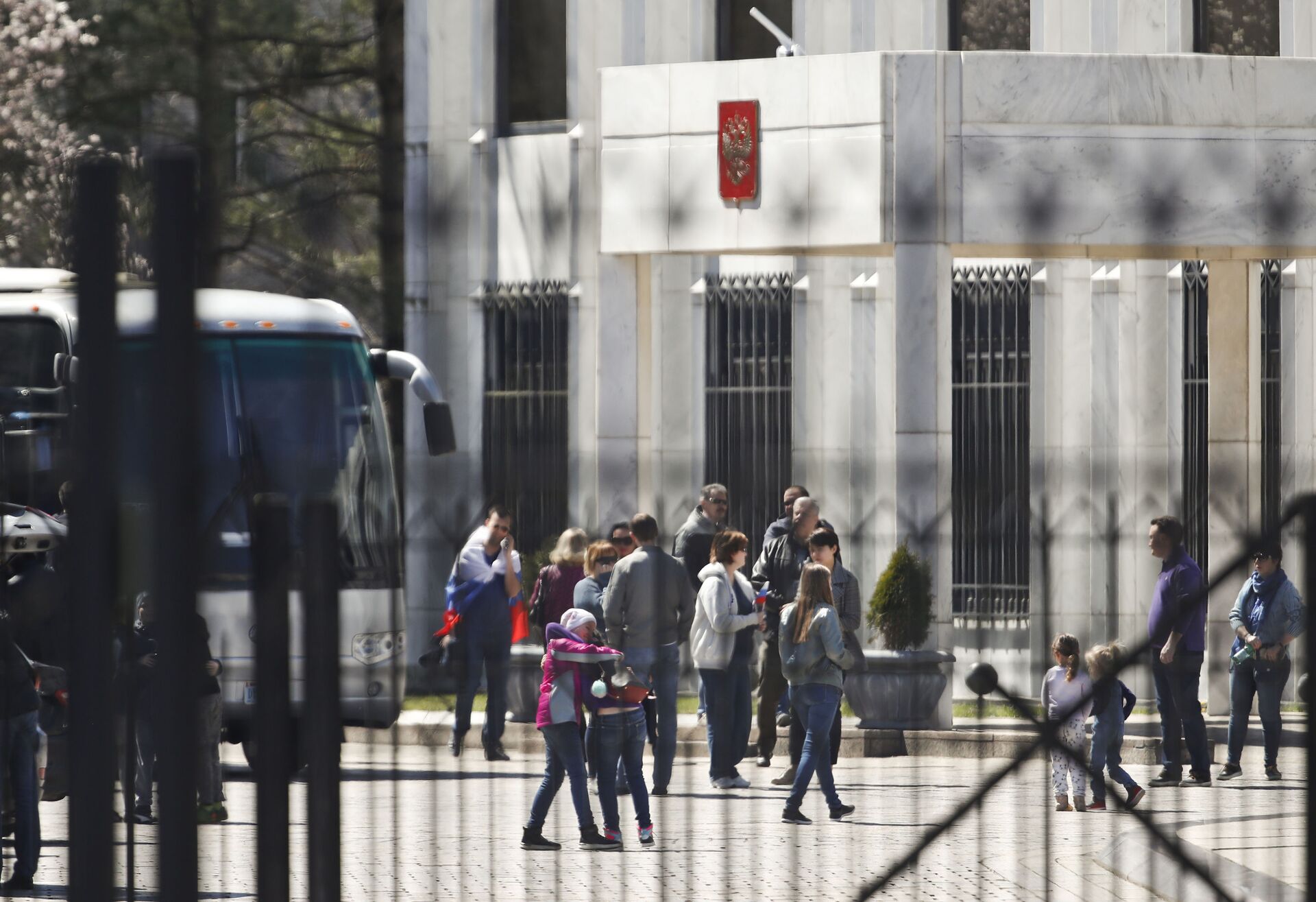 Two children embrace as people gather and board a bus at the Russian Embassy in Washington, Saturday, March 31, 2018 - Sputnik International, 1920, 07.09.2021