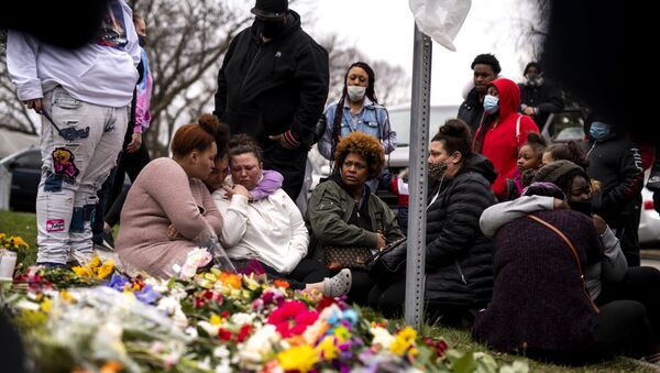 Members of Daunte Wright's family visit a memorial site near the place he was killed on April 14, 2021 in Brooklyn Center, Minnesota. - Sputnik International