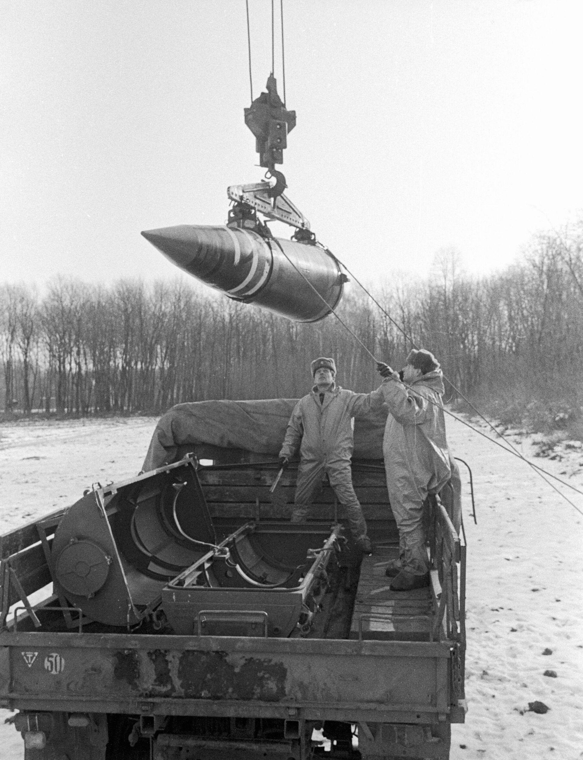 Troops load up nuclear warheads on Ukrainian territory. 1992. - Sputnik International, 1920, 03.11.2022
