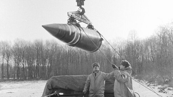 Troops load up nuclear warheads on Ukrainian territory. 1992. - Sputnik International