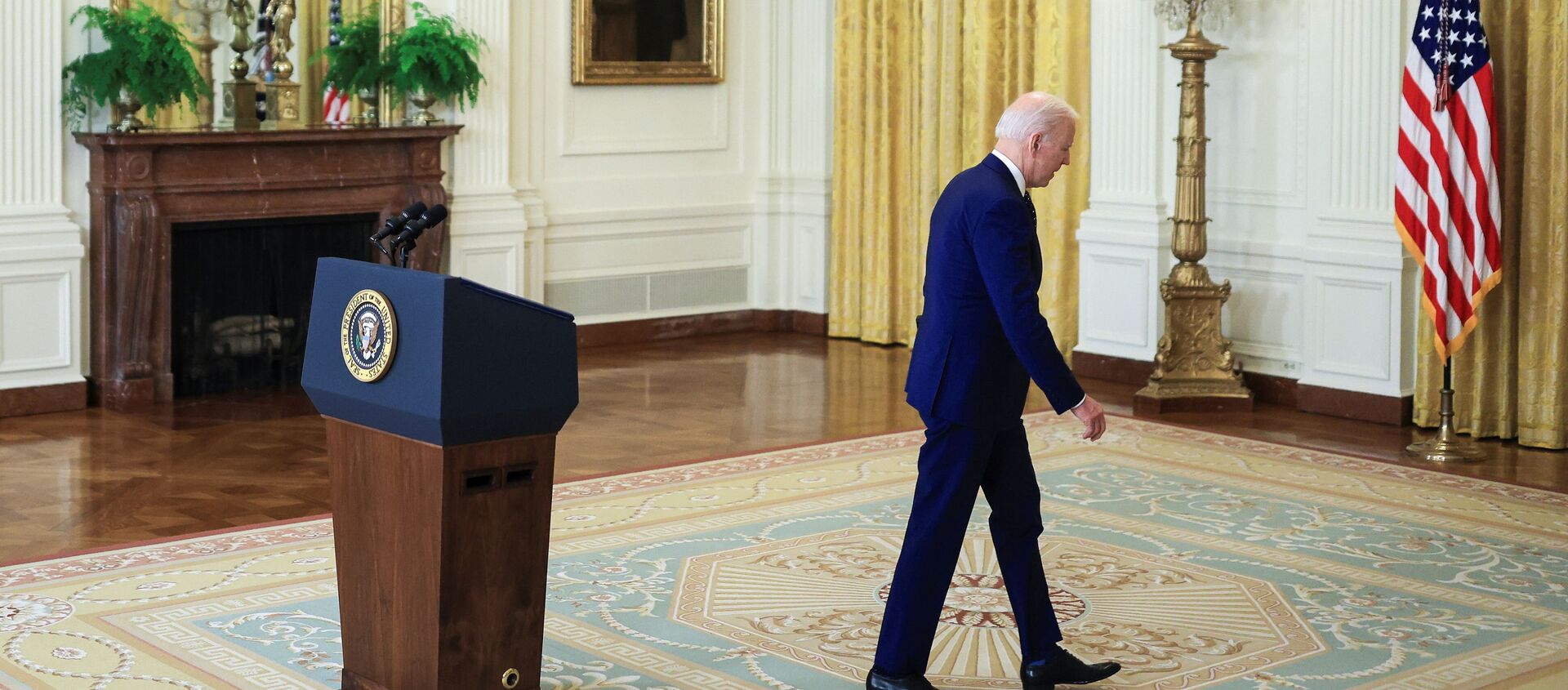 U.S. President Joe Biden departs after delivering remarks on Russia in the East Room at the White House in Washington, U.S., April 15, 2021. - Sputnik International, 1920, 16.04.2021