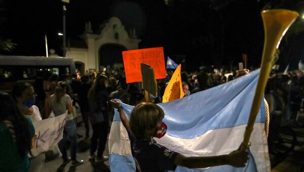 Demonstrators take part in a protest outside the Olivos Presidential residence against new restrictions and the closure of schools imposed in the city and Buenos Aires' province amid a rise in coronavirus disease (COVID-19) cases, in Buenos Aires, Argentina, April 15, 2021. - Sputnik International