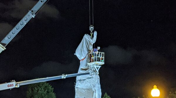 A statue of Christopher Columbus at Grant Park in Chicago is removed early on July 24, 2020. - Sputnik International