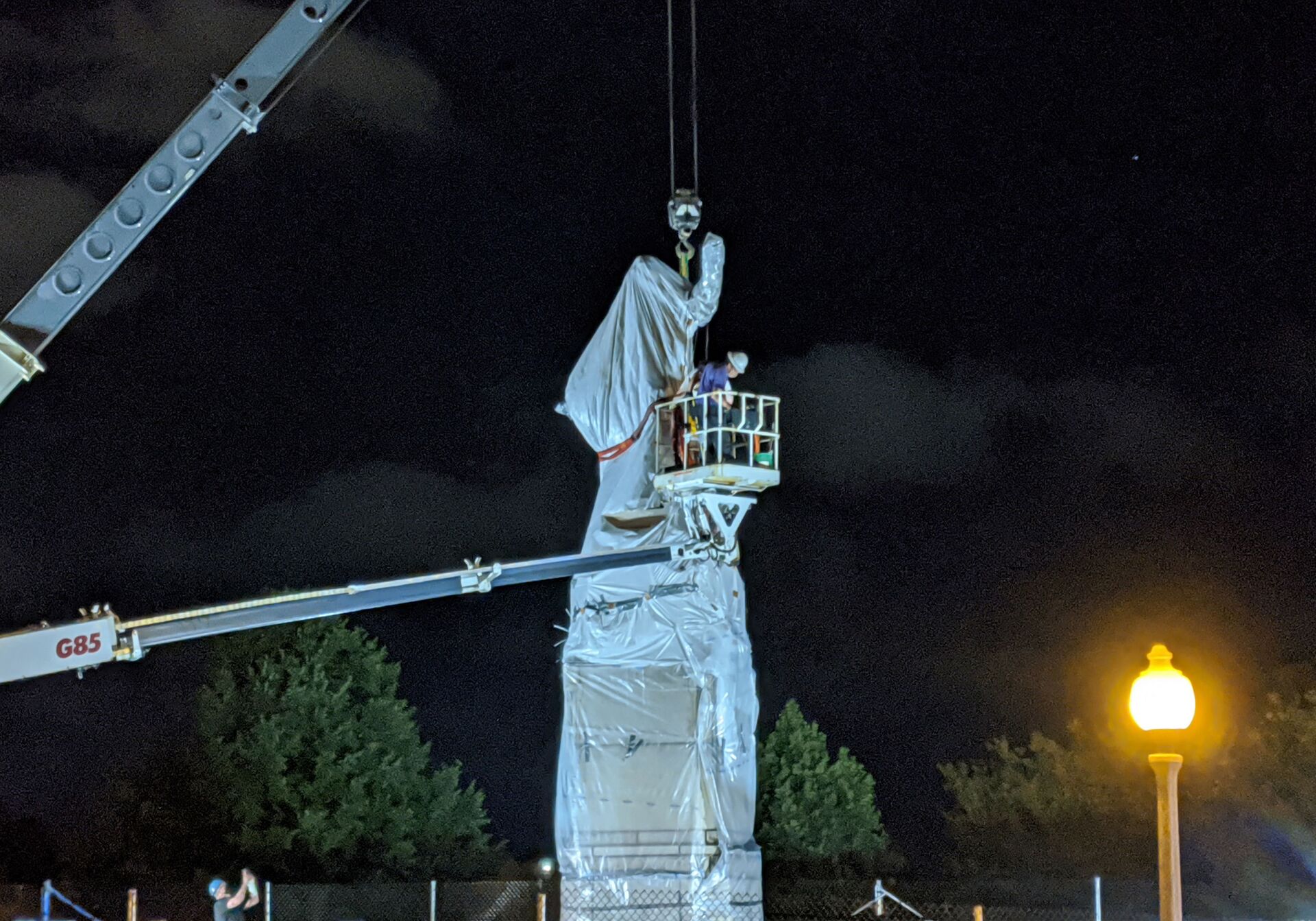 A statue of Christopher Columbus at Grant Park in Chicago is removed early on July 24, 2020. - Sputnik International, 1920, 23.12.2021