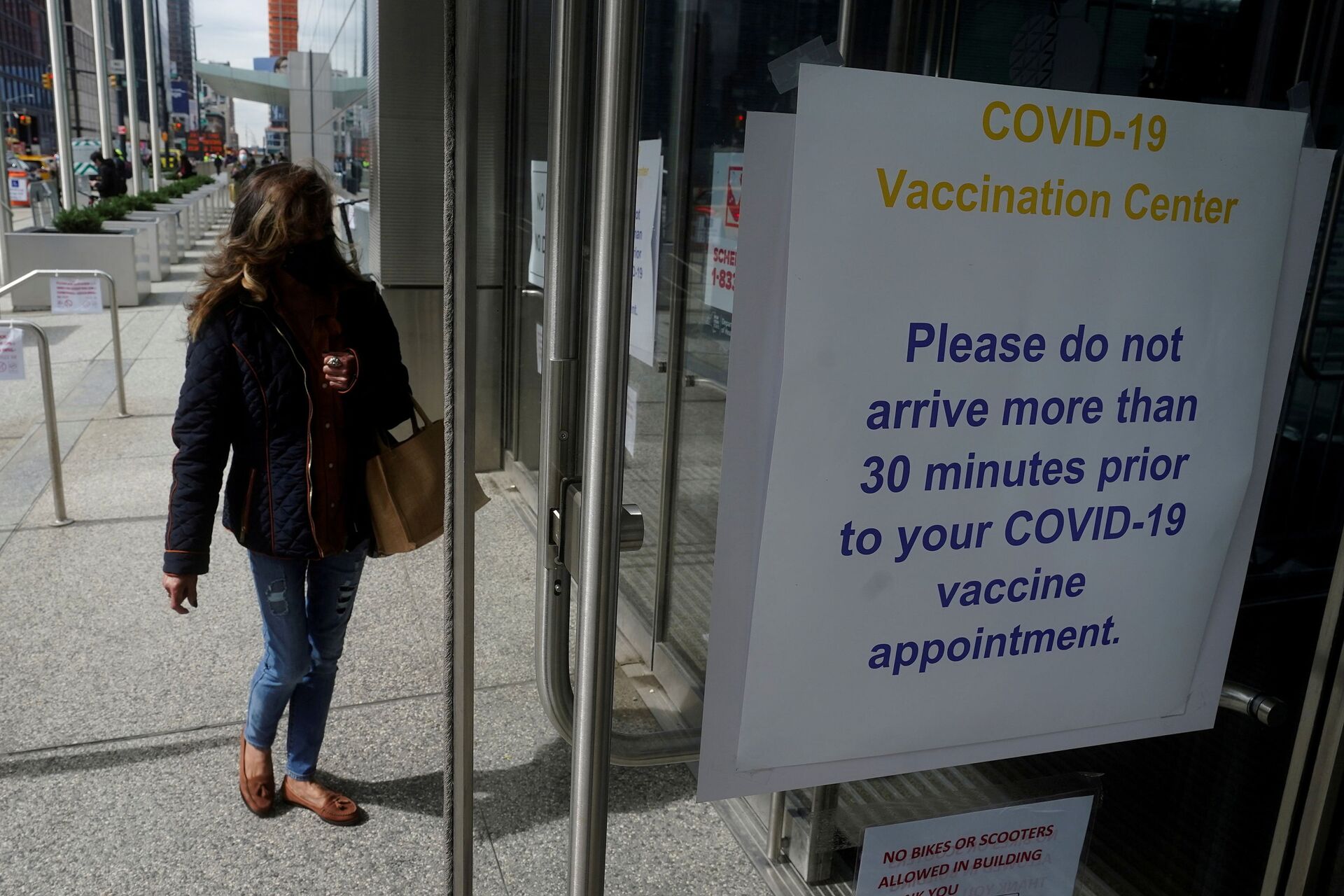 People arrive at the Javits Center mass vaccination location amid the coronavirus disease (COVID-19) pandemic in the Manhattan borough of New York City, New York, U.S., April 13, 2021 - Sputnik International, 1920, 07.09.2021