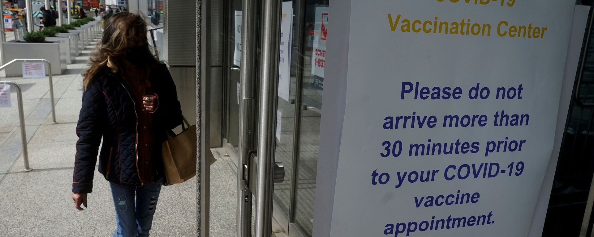 People arrive at the Javits Center mass vaccination location amid the coronavirus disease (COVID-19) pandemic in the Manhattan borough of New York City, New York, U.S., April 13, 2021 - Sputnik International, 1920