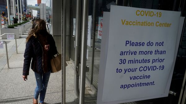 People arrive at the Javits Center mass vaccination location amid the coronavirus disease (COVID-19) pandemic in the Manhattan borough of New York City, New York, U.S., April 13, 2021 - Sputnik International