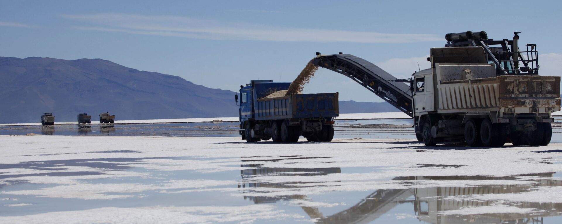 A track is loaded with salt at a semi-industrial plant to produce potassium chloride, used to manufacture batteries based on lithium, after its opening ceremony at the Uyuni salt desert, outskirts of Llipi, Bolivia, Thursday, Aug. 9, 2012. The salt flats of Uyuni have triggered international interest among energy companies due to its lithium reserves - Sputnik International, 1920, 25.02.2023