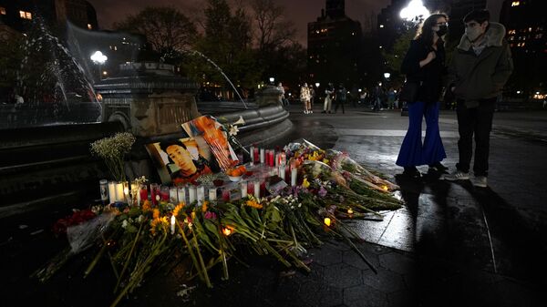 People look at a memorial in Washington Square Park for Daunte Wright and for Dominique Lucious in New York City, U.S., April 16, 2021. - Sputnik International