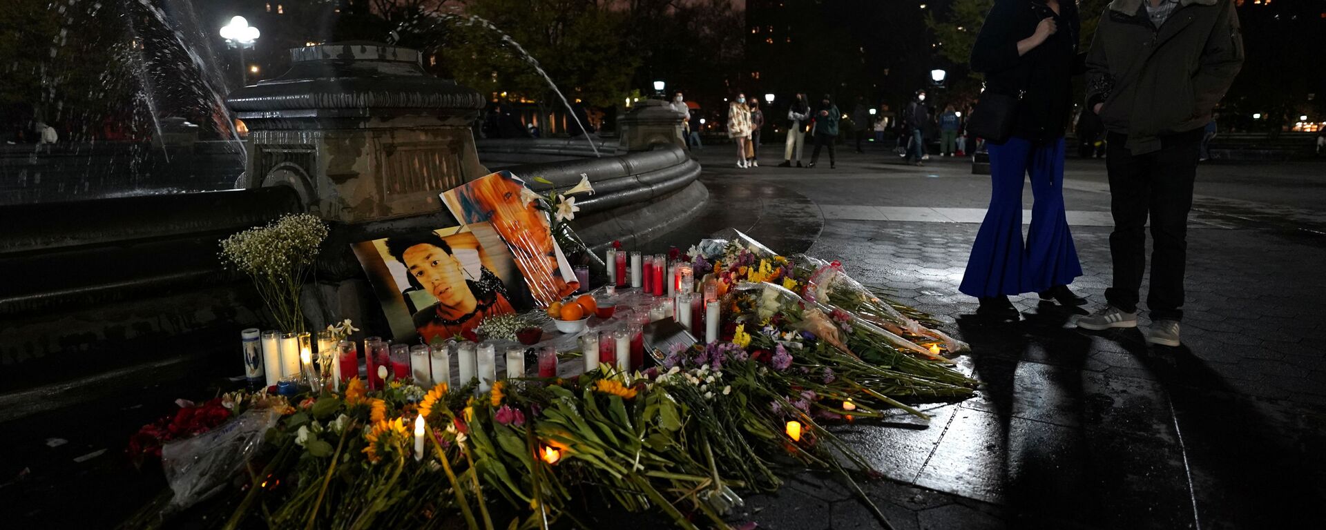 People look at a memorial in Washington Square Park for Daunte Wright and for Dominique Lucious in New York City, U.S., April 16, 2021. - Sputnik International, 1920, 30.11.2021