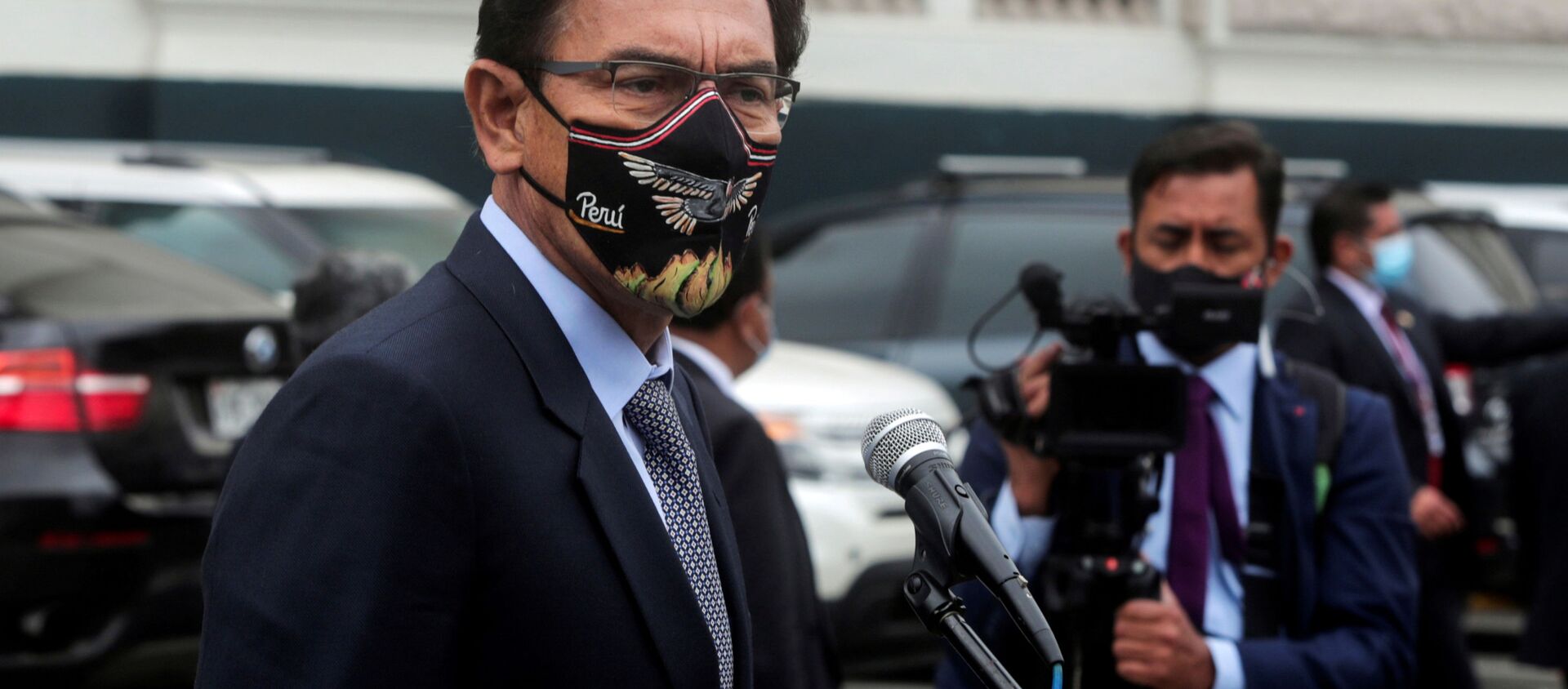 Peru's President Martin Vizcarra addresses the media outside Congress as he faces a second impeachment trial over corruption allegations, in Lima, Peru November 9, 2020. - Sputnik International, 1920