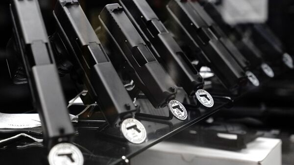 FILE PHOTO: Glock semi-automatic pistols are displayed for sale at Firearms Unknown, a gun store in Oceanside, California, U.S., April 12, 2021.  REUTERS/Bing Guan/File Photo - Sputnik International