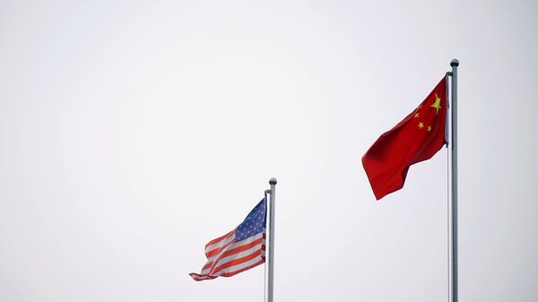 Chinese and U.S. flags flutter outside a company building in Shanghai, China April 14, 2021. - Sputnik International