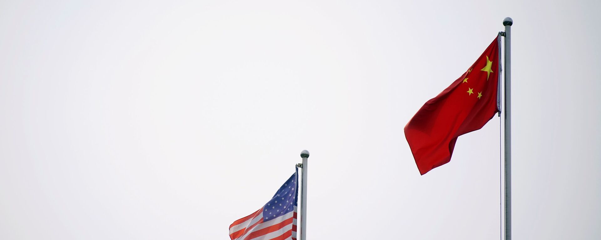 Chinese and U.S. flags flutter outside a company building in Shanghai, China April 14, 2021. - Sputnik International, 1920, 22.10.2021