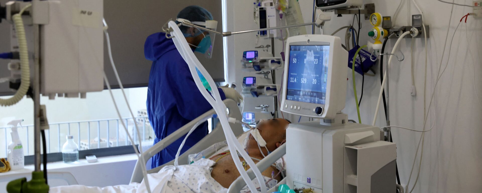 A patient who is suffering from the Covid-19 disease caused by the novel coronavirus is treated at the intensive care unit of the Geitaoui hospital in the Lebanese capital Beirut, on January 14, 2021. - Sputnik International, 1920
