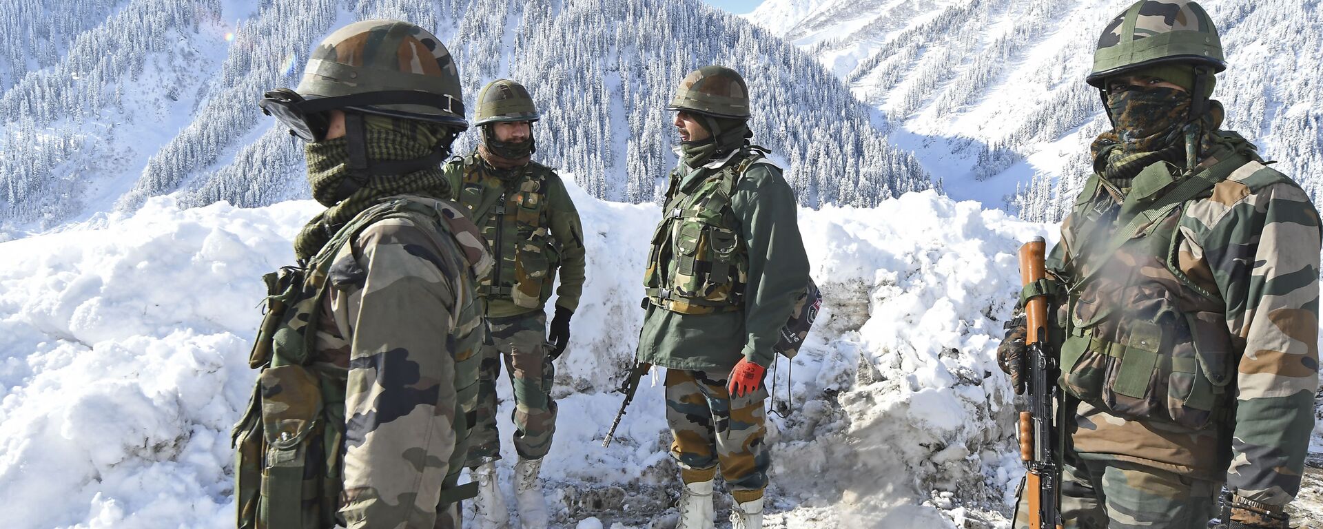 Indian army soldiers stand on a snow-covered road near Zojila mountain pass that connects Srinagar to the union territory of Ladakh, bordering China on February 28, 2021.  - Sputnik International, 1920, 18.04.2021