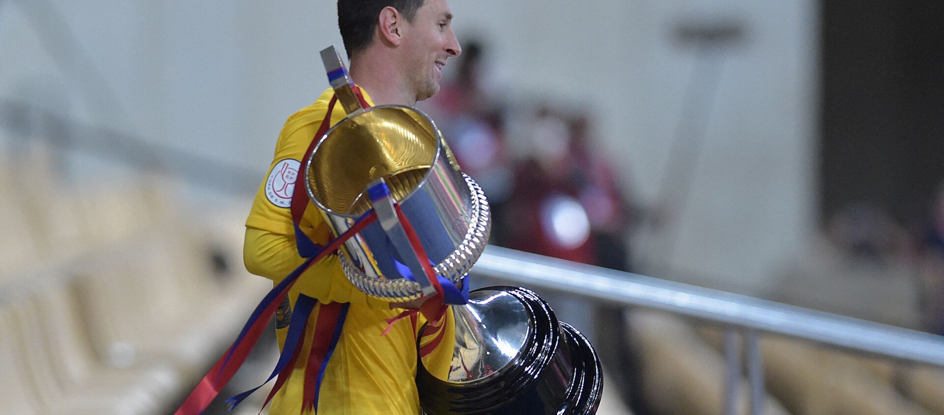Barcelona's Argentinian forward Lionel Messi holds the trophy at the end of the Spanish Copa del Rey - Sputnik International, 1920, 18.04.2021