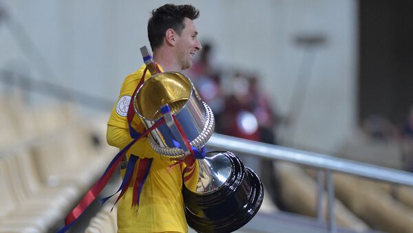 Barcelona's Argentinian forward Lionel Messi holds the trophy at the end of the Spanish Copa del Rey - Sputnik International