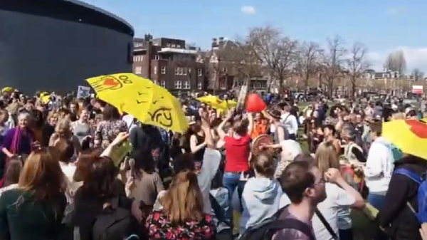 About 200 People Gather in Amsterdam to Protest Against COVID-19 Measures - Photos - Sputnik International