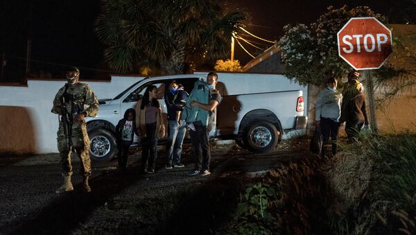 Asylum-seeking migrants' families wait to be transported by the U.S. Border Patrol after crossing the Rio Grande river into the United States from Mexico, in Roma, Texas, U.S. April 17, 2021. - Sputnik International