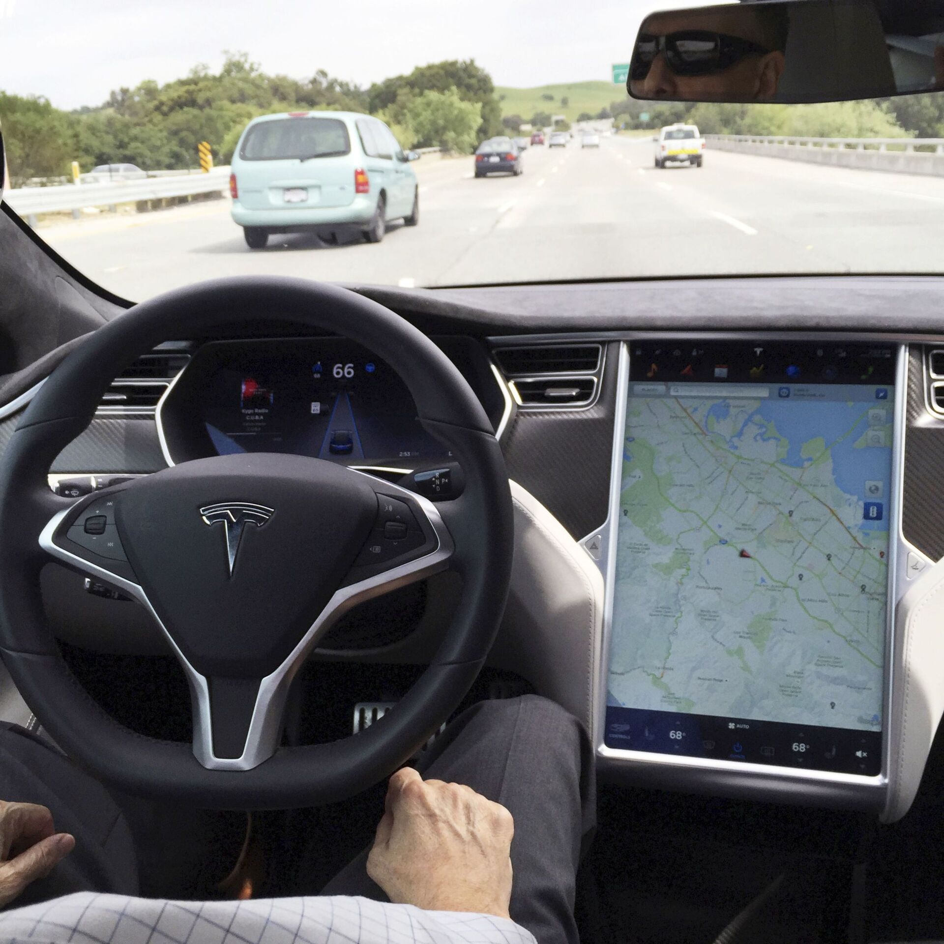 The interior of a Tesla Model S is shown in autopilot mode in San Francisco, California, U.S., April 7, 2016.    - Sputnik International, 1920, 25.10.2021