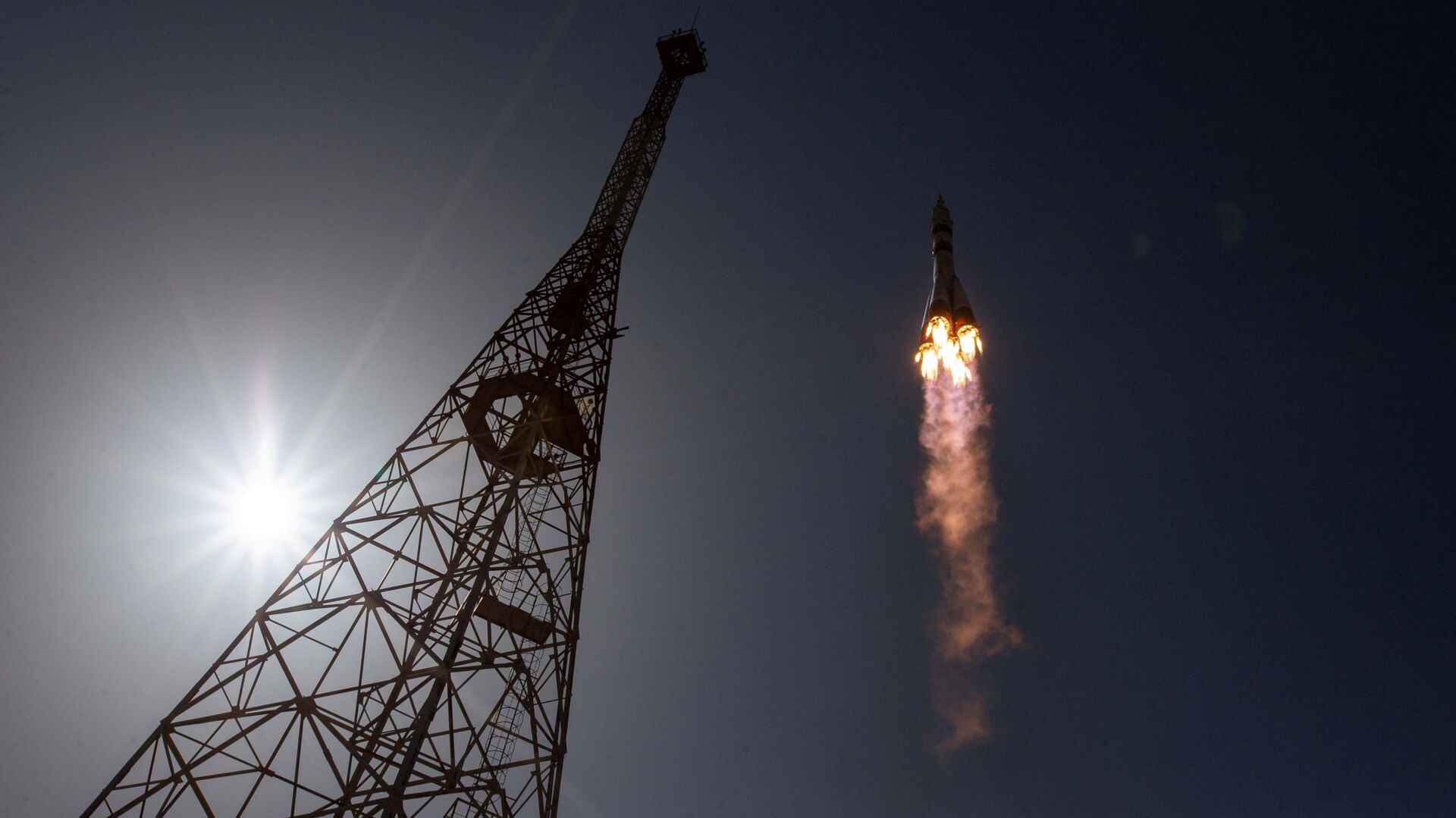 The Soyuz MS-18 spacecraft carrying the crew formed of Mark Vande Hei of NASA and cosmonauts Oleg Novitskiy and Pyotr Dubrov of Roscosmos blasts off to the International Space Station (ISS) from the launchpad at the Baikonur Cosmodrome, Kazakhstan April 9, 2021. - Sputnik International, 1920, 17.10.2021