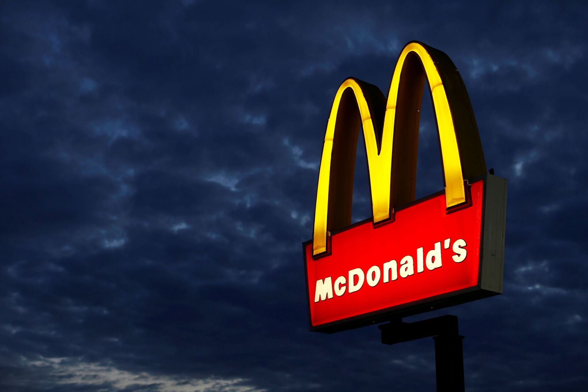 A McDonald's restaurant is pictured in Encinitas, California September 9, 2014. - Sputnik International, 1920, 11.03.2022